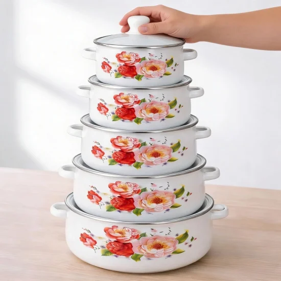 5 бели емайлирани тенджери със шарка – комплект за кухня